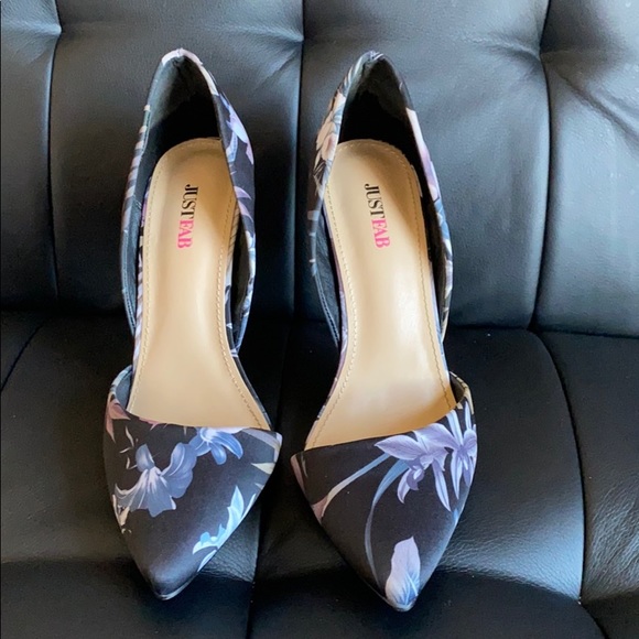 JustFab Shoes - JustFab Floral Black Pump